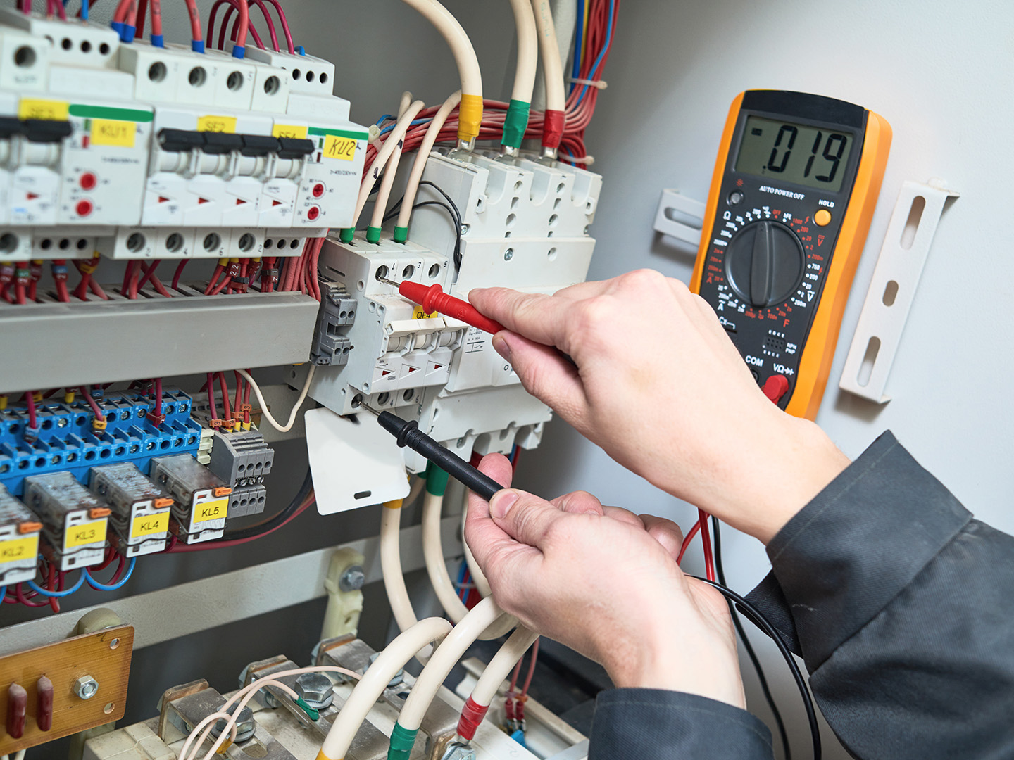 Why hiring a commercial electrician should be your choice? post thumbnail image
